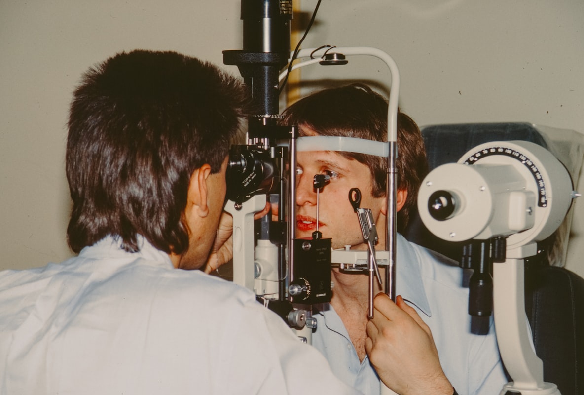 Ejercicio de parpadeo consciente para lubricación ocular adecuada